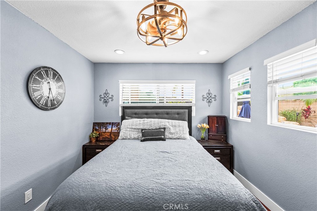 https://media.crmls.org/medias/dff8cdc6-d7b9-4402-8834-cebe47939018.jpg?preset=X-Large