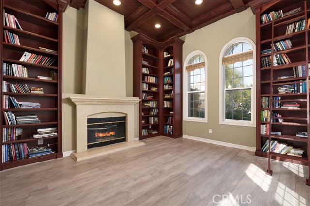 6471 Frampton Circle, Huntington Beach CA: https://media.crmls.org/medias/dff9280c-0c5b-4dcc-8f4b-7c717ad05611.jpg