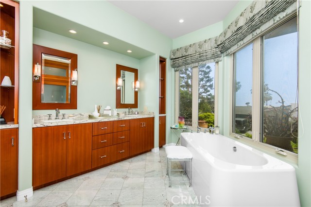 Detail Gallery Image 35 of 44 For 1598 Skyline Dr, Laguna Beach,  CA 92651 - 3 Beds | 3/1 Baths