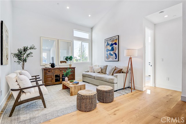 Opens to 2 bedrooms on either end Opens to 2 bedrooms on either end