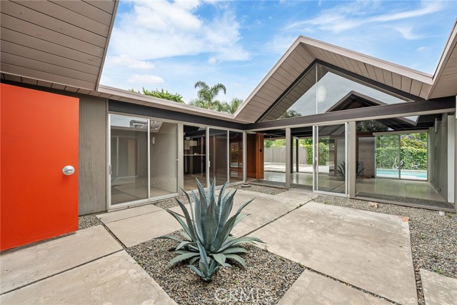 5112 E Valencia Drive, Orange CA: https://media.crmls.org/medias/e0028c17-5189-48e2-a67b-9f9da890b35f.jpg