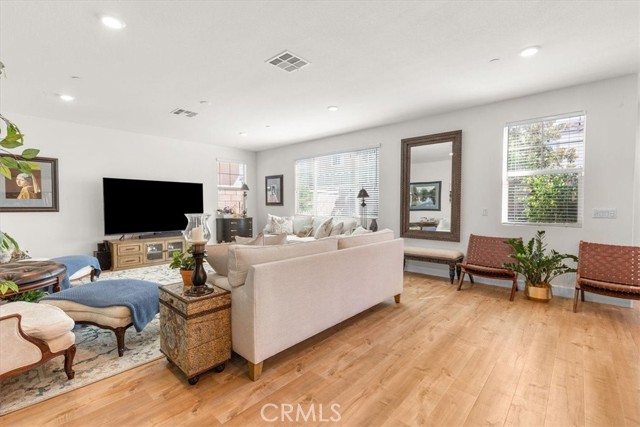 Detail Gallery Image 7 of 26 For 5327 La Bodega, Fontana,  CA 92336 - 5 Beds | 3/1 Baths