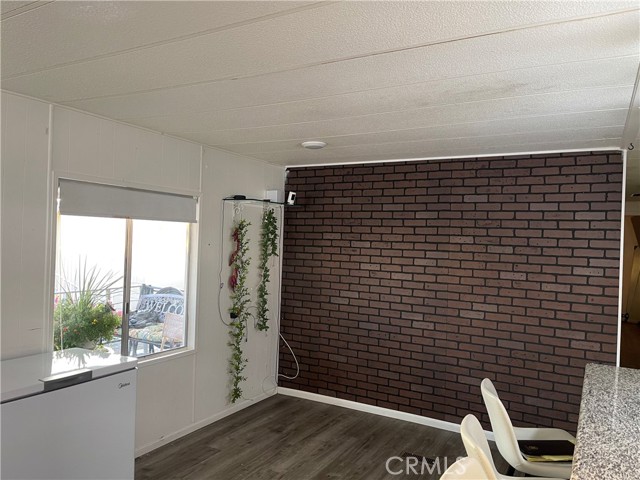 2205 W Acacia Ave, Hemet CA: https://media.crmls.org/medias/e00419e0-109d-4555-b240-bfa3f16f5dde.jpg