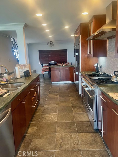 Detail Gallery Image 3 of 24 For 229 via Pasqual, Redondo Beach,  CA 90277 - 4 Beds | 4 Baths