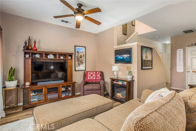 93 Kansas Street, Redlands CA: https://media.crmls.org/medias/e006613e-bfc3-45c2-9bbb-15e09ec88660.jpg