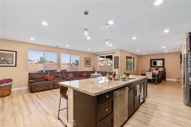 8011 Sea Salt Avenue, Fontana CA: https://media.crmls.org/medias/e007a973-a5f0-4c31-84f6-04fe58ad421e.jpg