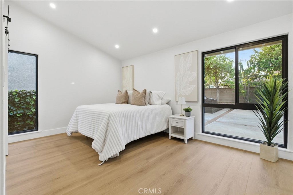 https://media.crmls.org/medias/e007f5ba-ec41-4173-82fb-e7bf8b85ffd4.jpg?preset=X-Large