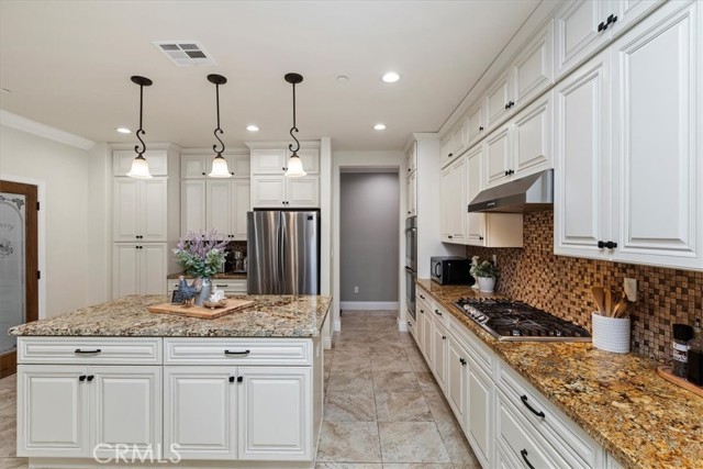 Detail Gallery Image 18 of 75 For 20883 Lakeridge Dr, Lake Mathews,  CA 92570 - 5 Beds | 4 Baths