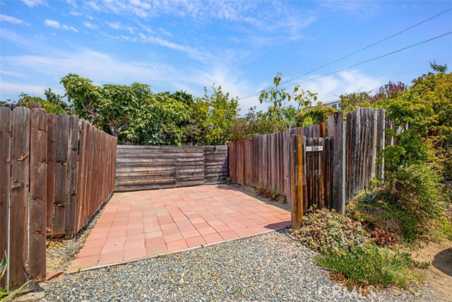 555 Through Street, Laguna Beach CA: https://media.crmls.org/medias/e00d7d67-7998-431c-9787-7781b4f9c42e.jpg