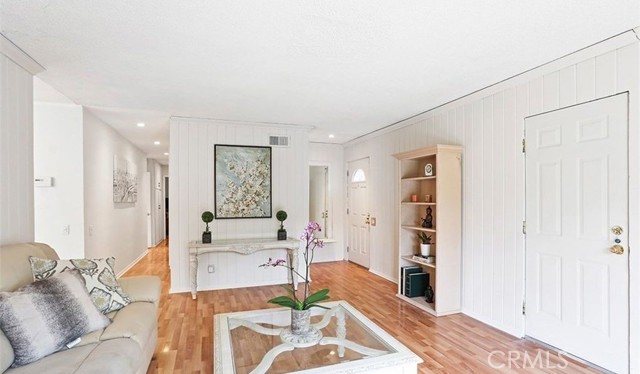 Detail Gallery Image 9 of 13 For 23733 Vanowen St, West Hills,  CA 91307 - 3 Beds | 2 Baths