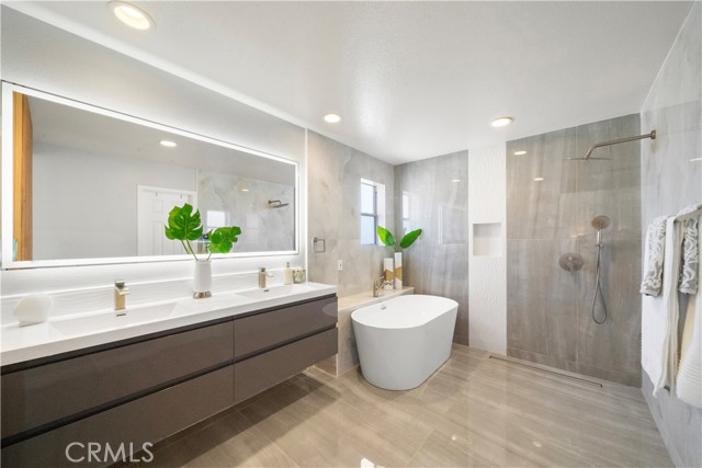 8787 Sunbird Avenue, Fountain Valley CA: https://media.crmls.org/medias/e01359ef-a90d-4b00-a4c0-693d23d3df52.jpg