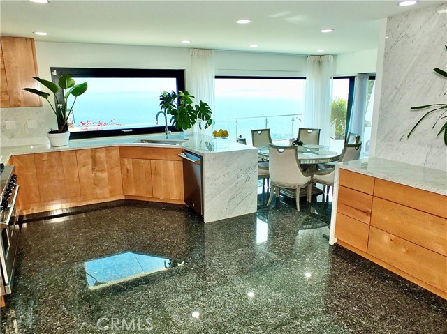Expansive Gourmet Kitchen Opens to Ever More Panoramic Views