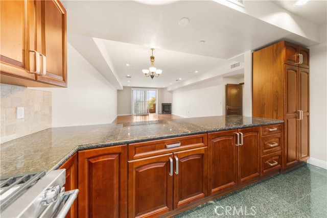 Detail Gallery Image 22 of 53 For 11218 Camarillo St #404,  Toluca Lake,  CA 91602 - 3 Beds | 3 Baths