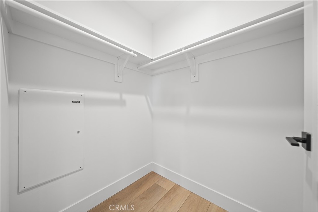 https://media.crmls.org/medias/e014c8b6-6674-4e4f-8b50-cf0776bc113c.jpg?preset=X-Large