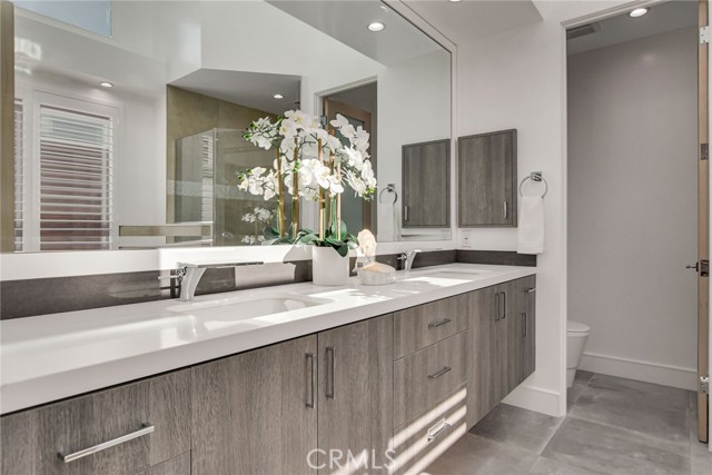 OWNERS DUAL SINKS WITH SEPARATE WATER CLOSET