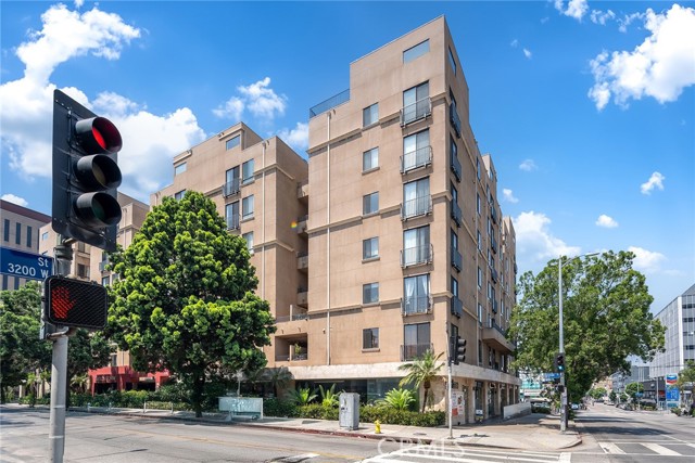 625 S Berendo Street, Los Angeles CA: https://media.crmls.org/medias/e0155bbf-d118-4eeb-a590-52163cfae5b0.jpg