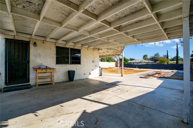 14935 Hibiscus Avenue, Fontana CA: https://media.crmls.org/medias/e015dcff-e6e2-4af8-9b43-572f7fa3782a.jpg