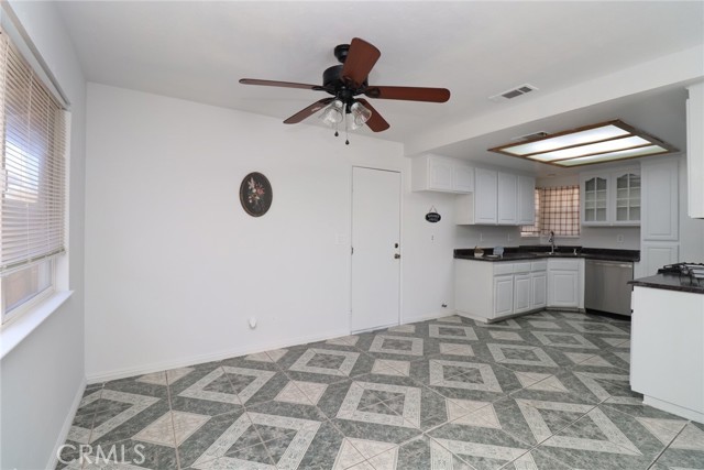 Detail Gallery Image 4 of 23 For 37334 55th St, Palmdale,  CA 93552 - 4 Beds | 2 Baths