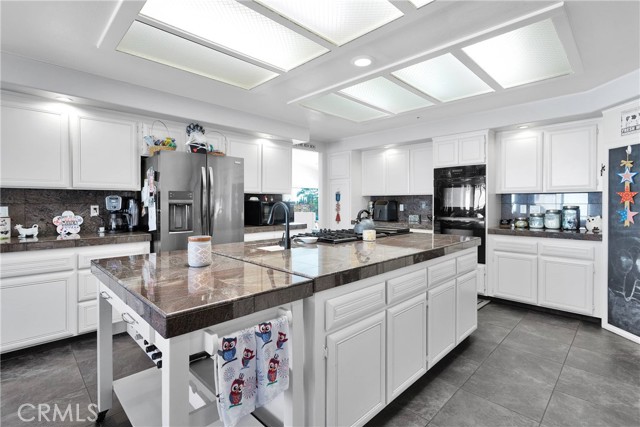 Detail Gallery Image 16 of 62 For 12546 Autumn Leaves Ave, Victorville,  CA 92395 - 5 Beds | 3/1 Baths