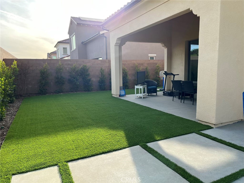 https://media.crmls.org/medias/e01a63c9-10a8-42ef-8e4d-1c43cae67ccd.jpg?preset=X-Large