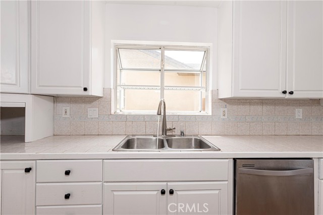 Detail Gallery Image 11 of 26 For 15821 Willett Ln, Huntington Beach,  CA 92647 - 3 Beds | 2 Baths