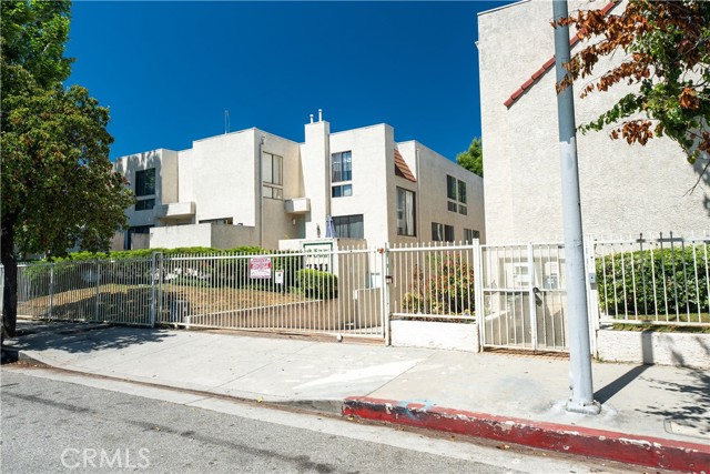 Detail Gallery Image 1 of 20 For 7311 Kester Ave #10,  Van Nuys,  CA 91405 - 2 Beds | 2 Baths