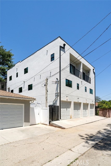 Detail Gallery Image 11 of 11 For 5806 Kester Ave, Sherman Oaks,  CA 91411 - 3 Beds | 3/1 Baths