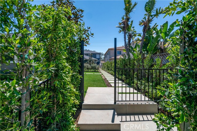 1022 Grant Street, Santa Monica CA: https://media.crmls.org/medias/e022c5d2-aa44-4abd-ab0e-7fc8a2f1d481.jpg