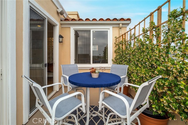 710 11th Street, Hermosa Beach CA: https://media.crmls.org/medias/e0230186-afc1-45a0-9b04-801d38c9fd1b.jpg
