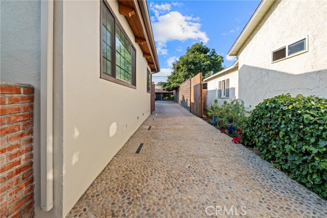 513 E Hillsdale Street, Inglewood CA: https://media.crmls.org/medias/e0230e99-a798-4ffe-b10f-09d29fc8c36e.jpg