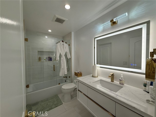 Detail Gallery Image 7 of 27 For 22139 Burbank, Woodland Hills,  CA 91367 - 2 Beds | 2 Baths