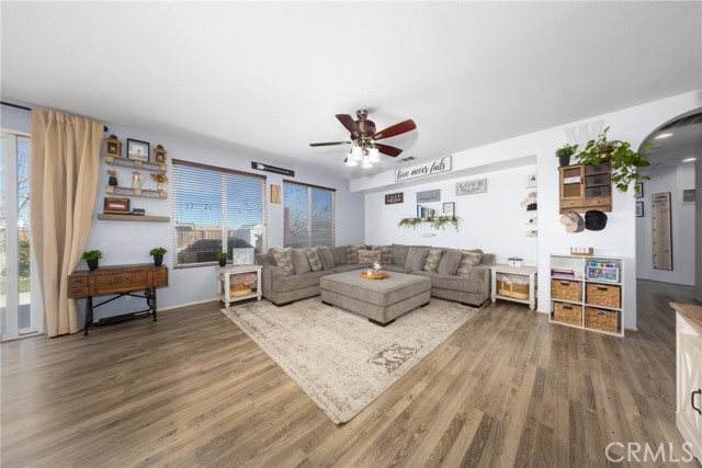 Detail Gallery Image 3 of 23 For 13974 Old Mill Ln., Victorville,  CA 92394 - 4 Beds | 2 Baths