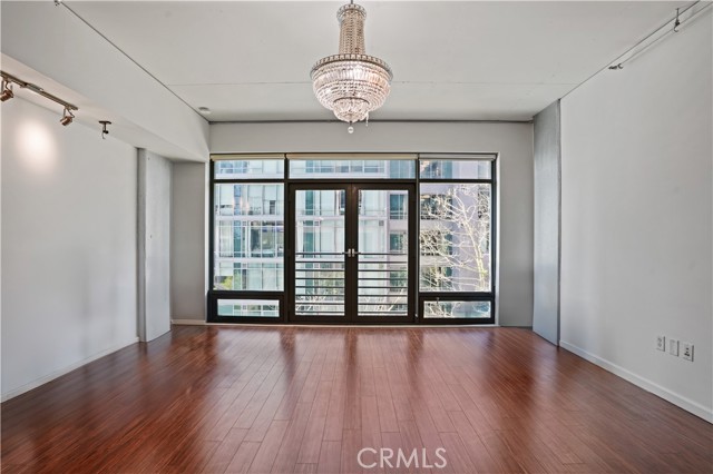 1111 S Grand Avenue, Los Angeles CA: https://media.crmls.org/medias/e0266625-d33c-4d85-9dbb-ce65315b7719.jpg