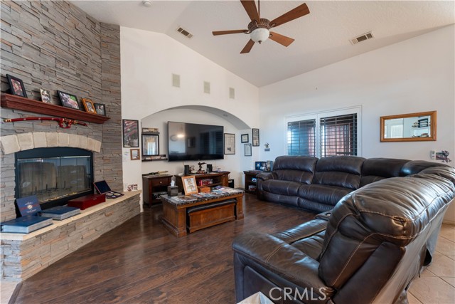 Detail Gallery Image 7 of 53 For 11436 Pinon Ave, Hesperia,  CA 92345 - 4 Beds | 2 Baths