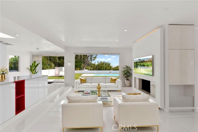 1046 N Hillcrest Road, Beverly Hills CA: https://media.crmls.org/medias/e0282738-3169-45cf-9c32-fe5c2a4ad8eb.jpg