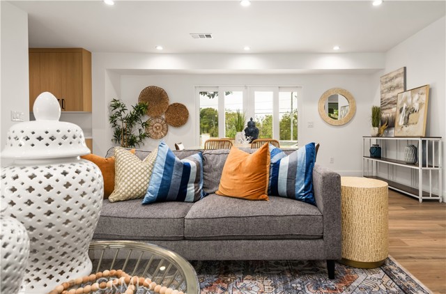 6005 S La Brea Avenue, Los Angeles CA: https://media.crmls.org/medias/e02af55f-de13-4751-8a47-6e4dd6e5148c.jpg