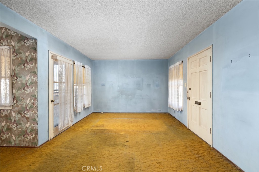 https://media.crmls.org/medias/e02b42af-d709-4f75-8b21-ad6b64ec430d.jpg?preset=X-Large