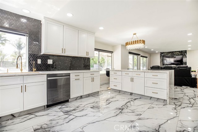 20128 Cavern Court, Saugus CA: https://media.crmls.org/medias/e02c2dc1-0a0d-47a2-9468-b80332eb294b.jpg