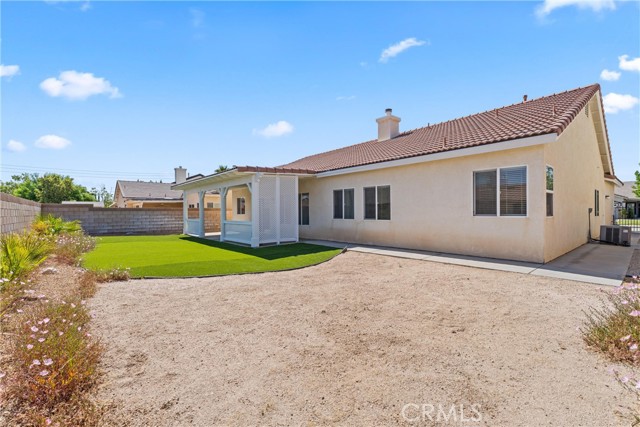 2041 Kalliope Avenue, Lancaster CA: https://media.crmls.org/medias/e02d8d45-b302-4f5c-83c4-05a3fd27aa19.jpg