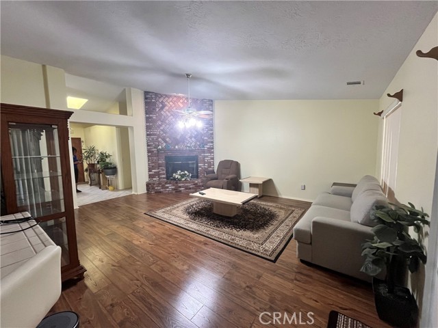 Detail Gallery Image 7 of 18 For 18668 Kamana Rd, Apple Valley,  CA 92307 - 3 Beds | 2/1 Baths