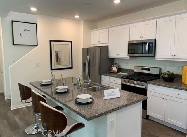 Detail Gallery Image 2 of 9 For 27556 Denali, Canyon Country,  CA 91387 - 3 Beds | 3 Baths