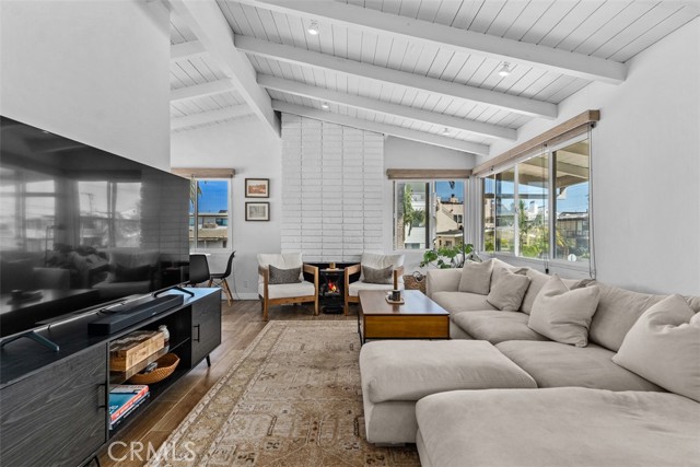 Detail Gallery Image 2 of 16 For 303 Marguerite Ave #C,  Corona Del Mar,  CA 92625 - 2 Beds | 1 Baths