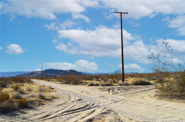 Detail Gallery Image 3 of 10 For 6130 La Brisa Dr, Joshua Tree,  CA 92252 - – Beds | – Baths