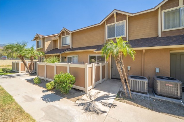 1460 Kendall Drive, San Bernardino CA: https://media.crmls.org/medias/e03069e9-7e91-4348-8f31-69065694b200.jpg