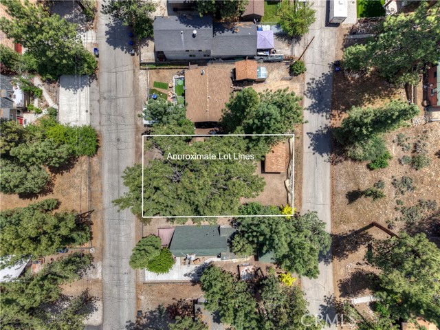 320 W Aeroplane Boulevard, Big Bear City CA: https://media.crmls.org/medias/e032cbe2-38f4-484c-90c7-90b0e8e59d64.jpg