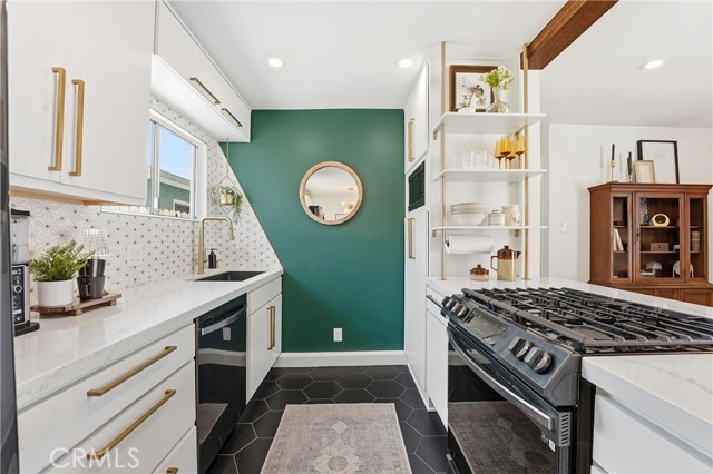 Detail Gallery Image 6 of 23 For 2157 Gale Ave, Long Beach,  CA 90810 - 4 Beds | 3 Baths