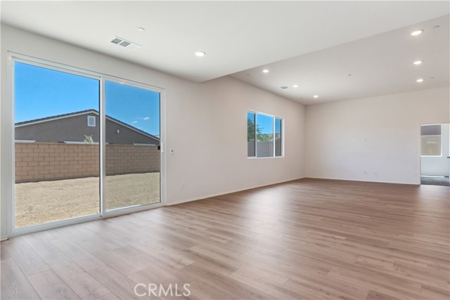 Detail Gallery Image 5 of 24 For 13739 Mesa View, Victorville,  CA 92392 - 4 Beds | 2 Baths