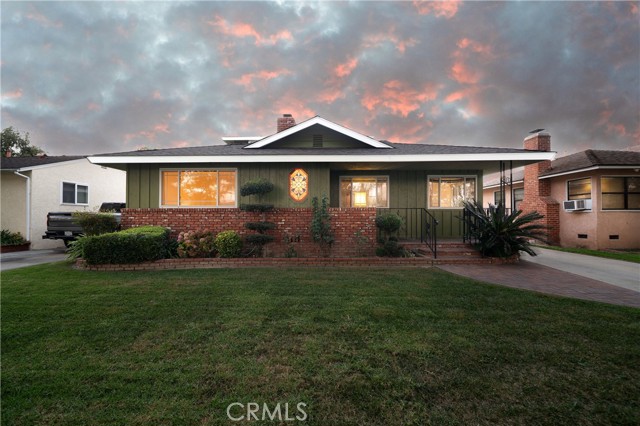 Detail Gallery Image 2 of 55 For 6107 Faculty, Lakewood,  CA 90712 - 5 Beds | 3/1 Baths