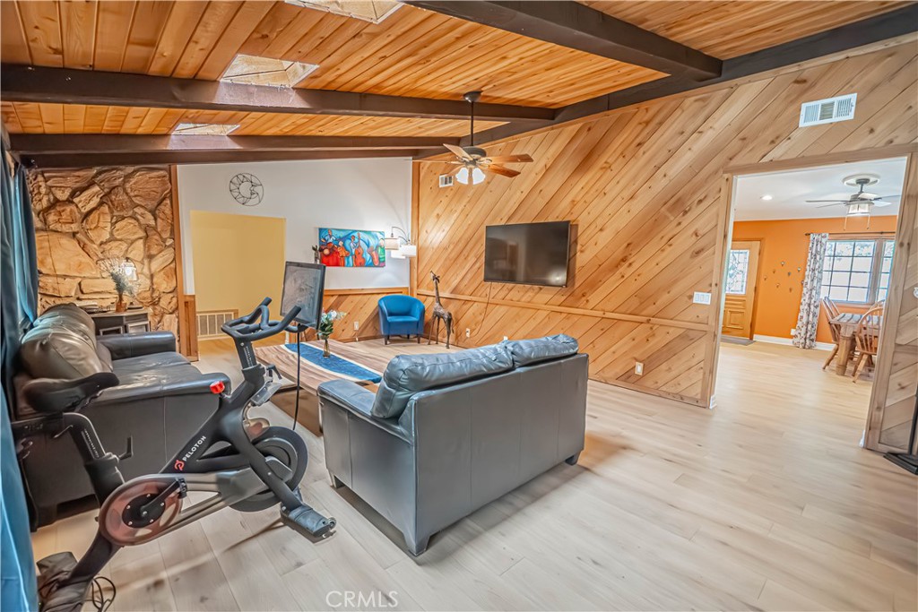 https://media.crmls.org/medias/e035cca1-4037-4a09-ab08-54d818b737c8.jpg?preset=X-Large