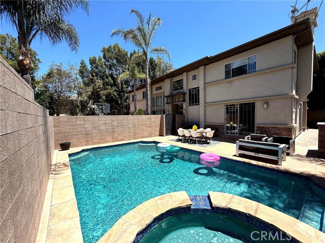 18330 Hanan Court, Tarzana CA: https://media.crmls.org/medias/e0395f65-4e0a-4911-86ac-8eb0f8a4607d.jpg